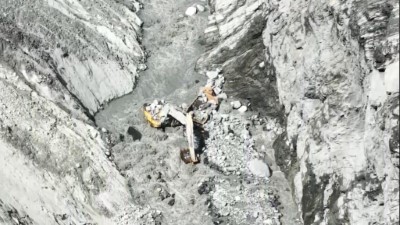 馬太鞍堰塞湖湖水幾已見底，完成壩體降挖階段性任務。